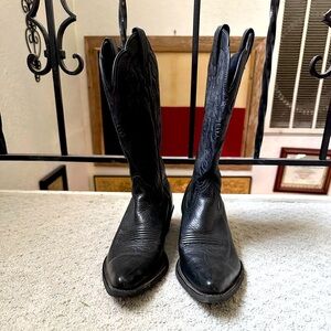 Black Ariat cowgirl boots, size 7B.